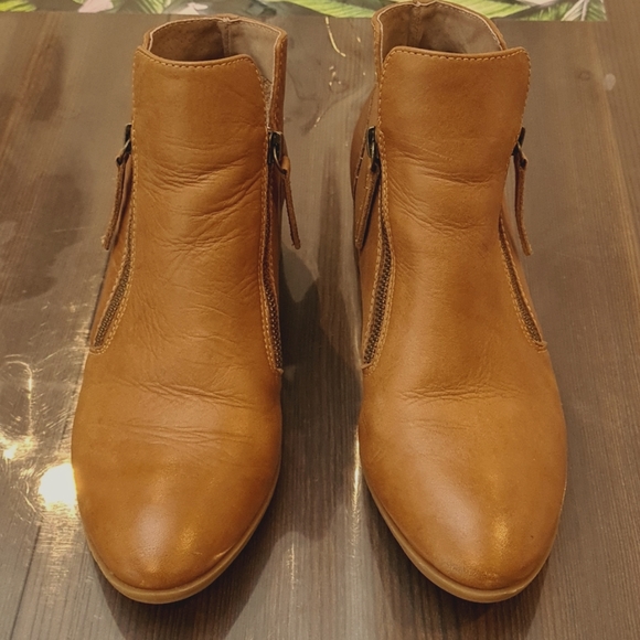 Diana Ferrari tan boots, size 8 - Picture 2 of 4